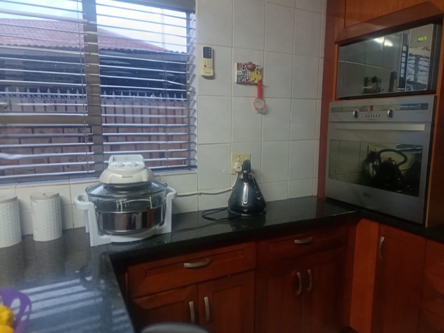 3 Bedroom Property for Sale in Roylglen Gardens Northern Cape